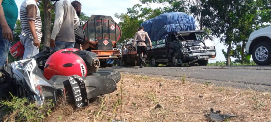 Kecelakaan di Tuban sempat menimbulkan kemacetan di TKP. (Foto: Rochim/Tugu Jatim)