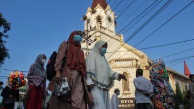 Umat Islam rayakan Hari Raya Idul Fitri bersamaan dengan perayaan Kenaikan Isa Almasih umat Kristen serta Katolik. (Foto: Rubianto/Tugu Jatim)