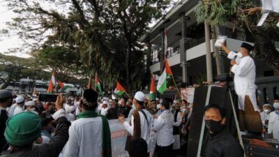 Sesi penggalangan donasi lewat lelang barang dalam aksi Bela Palestina oleh M3RCI di Alun-Alun Tugu Malang, Jumat (21/05/2021). (Foto:Azmy/Tugu Jatim)