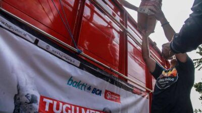 Tugu Media Peduli X Bakti BCA Salurkan Bantuan Semen untuk SD-SMP di Tirtoyudo Malang