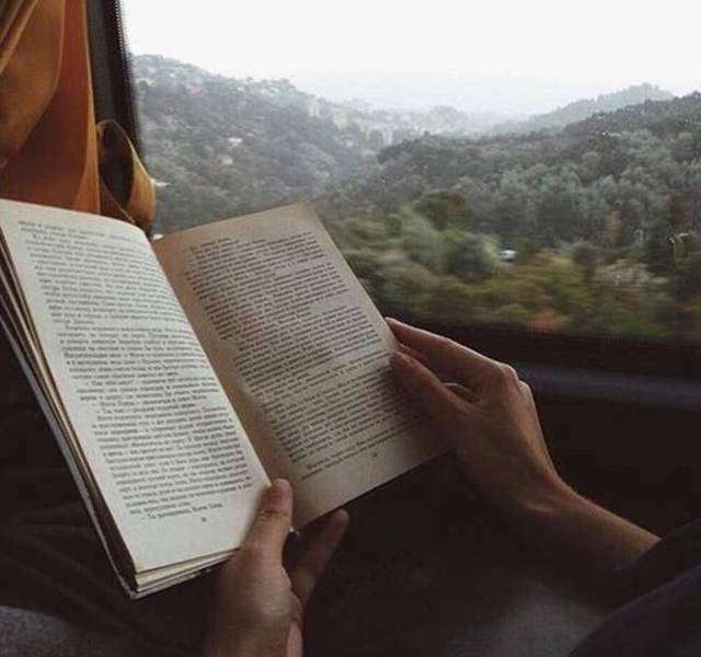Ilustrasi membaca buku. (Foto: Pinterest/Tugu Jatim)
