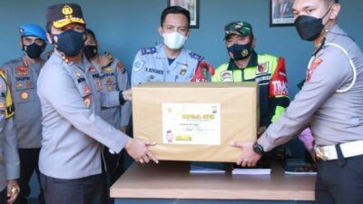 Kapolda Jatim Irjen Pol Nico Afinta dan Kabid Humas Polda Jatim Kombes Pol Gatot Repli Handoko mengecek pos penyekatan di Jawa Timur pasca Hari Raya Idul Fitri 1442 Hijriah pada Jumat (14/05/2021). Mereka juga memberikan bingkisan. (Foto: Polda Jatim)