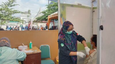 Lansia Kota Batu menjalani vaksinasi dalam Hari Lanjut Usia Nasional di Puskesmas Sisir, Kota Batu. (Foto: Sholeh/Tugu Jatim)