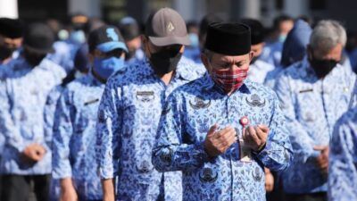 Salah satu ASN Kota Batu tampak khusyuk berdoa saat apel pagi di Balai Kota Among Tani Kota Batu. (Foto: Sholeh/Tugu Jatim)