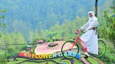 Wisatawan menikmati salah satu wahana yaitu gowes udara di Batu Flower Garden. (Foto: Batu Flower Garden/Tugu Jatim)