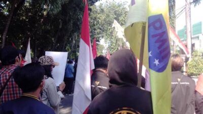 Dalam memperingati Hari Buruh Nasional atau May Day, Pergerakan Mahasiswa Islam Indonesia (PMII) Universitas Airlangga (Unair) Surabaya juga turut hadir menyuarakan aksi di depan Disnaker Provinsi Jatim, Sabtu (01/05/2021). (Foto: Rangga Aji/Tugu Jatim)