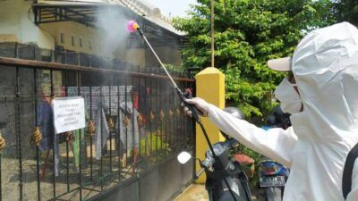 Proses sterilisasi di rumah-rumah warga Jalan Lowokdoro Gang IV, Kelurahan Kebonsari, Sukun, Kota Malang, Senin (24/05/2021). (Foto:Azmy/Tugu Jatim)