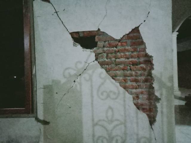 Warga tak berani melanjutkan renovasi musala karena takut terjadi gempa susulan. (Foto: Rap/Tugu Jatim)