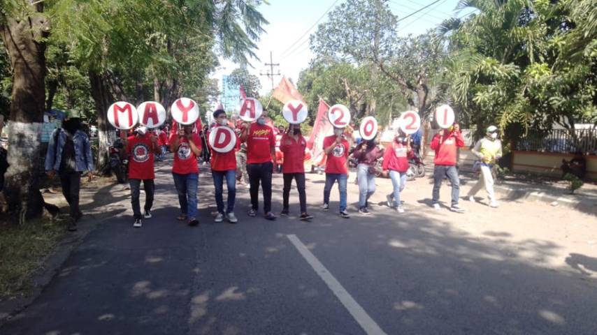 Memperingati Hari Buruh dan May Day oleh serikat buruh dan organisasi ekstrakampus mahasiswa di depan Disnaker Provinsi Jatim, Sabtu (01/05/2021). (Foto: Rangga Aji/Tugu Jatim)