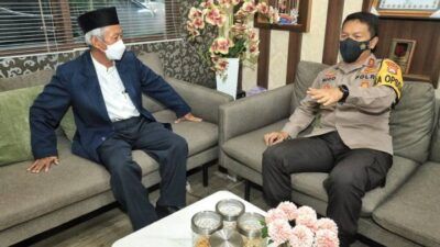 Kapolda Jatim Irjen Pol Dr Nico Afinta silaturahmi dengan Ketua PW Muhammadiyah Jatim Saad Ibrahim Jumat (21/05/2021).(Foto: Polda Jatim/Tugu Jatim)