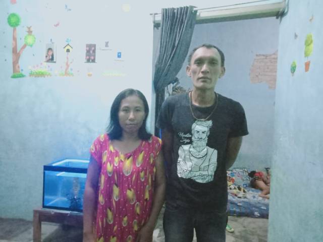 Sri Astuti dan suaminya takut terjadi gempa susulan karena rumahnya mengalami banyak keretakan. (Foto: Rap/Tugu Jatim)