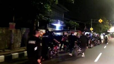 Sejumlah pembalap liar yang diamankan tampak mendorong sendiri motor mereka dengan berjalan kaki dari Jalan Ahmad Yani ke Mapolresta Malang Kota Sabtu (08/05/2021). (Foto:Satlantas Polresta Malang Kota/Tugu Jatim)