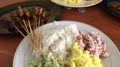 Warung Al-Mubarok yang menyajikan nasi pelangi dan berbagai macam olahan sate. (Foto: Mila Arinda/Tugu Jatim)