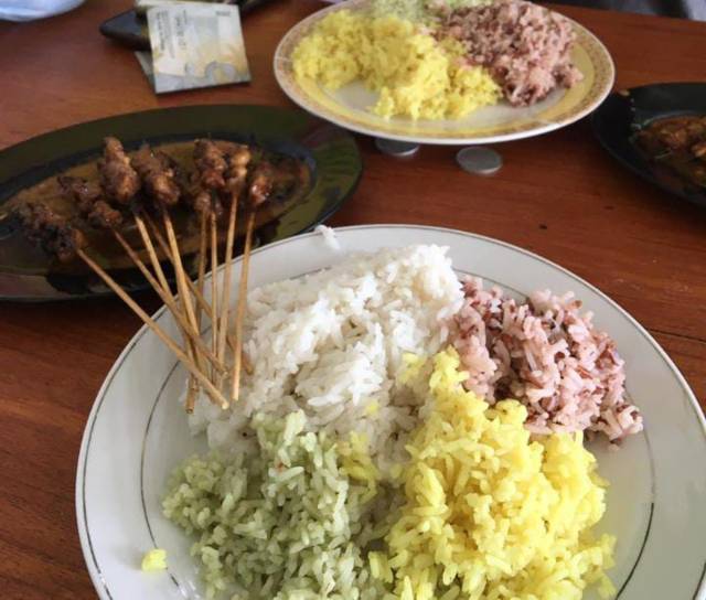 Warung Al-Mubarok yang menyajikan nasi pelangi dan berbagai macam olahan sate. (Foto: Mila Arinda/Tugu Jatim)