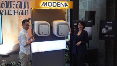 Product Manager Modena Suherman Baslim menunjukkan produk anyar water heater berteknologi IoT yang bisa diatur otomatis lewat gadget. (Foto: Istimewa/Tugu Jatim)