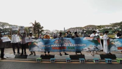 Berbagai spanduk dibawa untuk mendukung Palestina. (Foto:Azmy/Tugu Jatim)