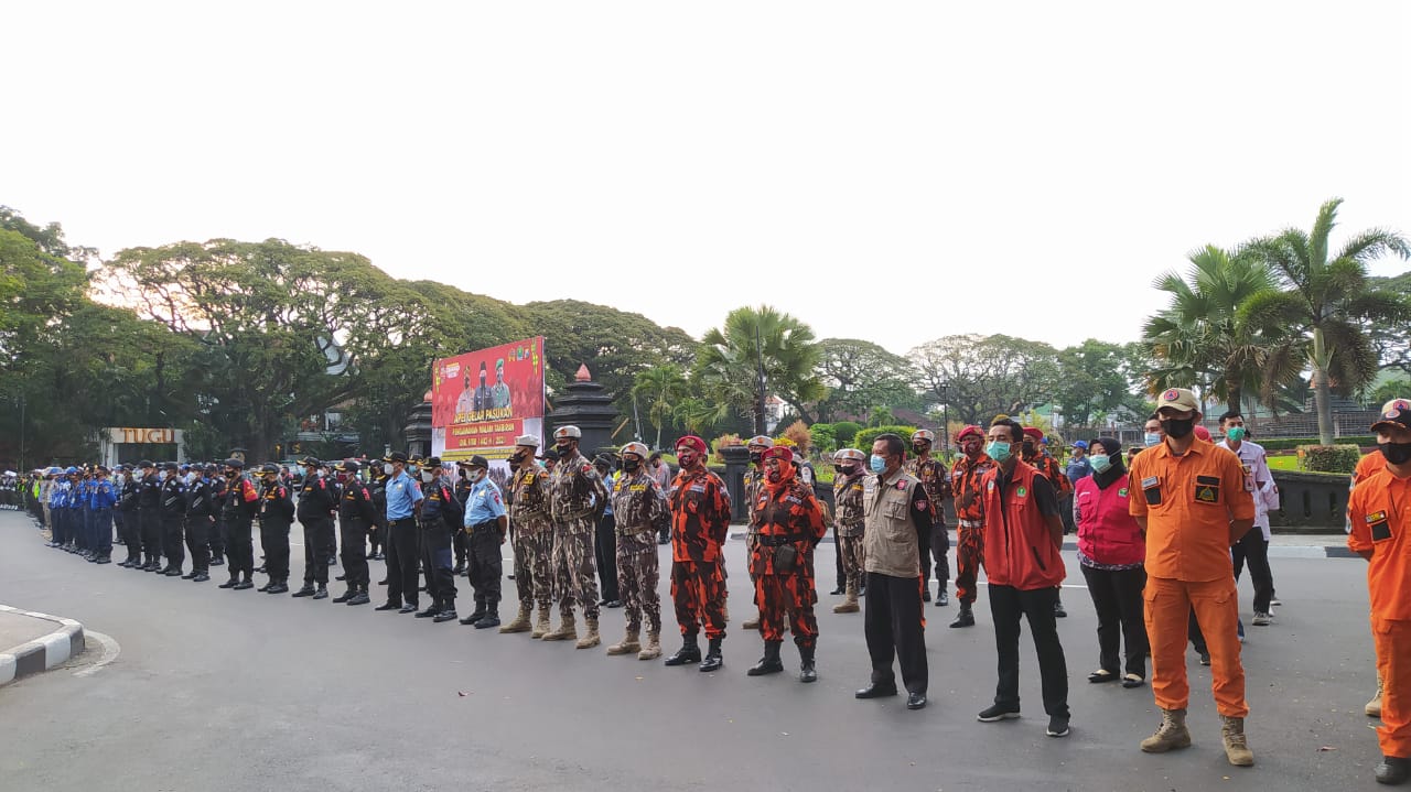 Petugas gabungan di Kota Malang siap membubarkan kegiatan takbir keliling untuk cegah Covid-19 semakin menyebar. (Foto: Azmy/Tugu Jatim)