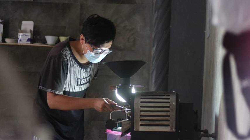 Farid Rifai tampak memproses kopi untuk pengunjung. (Foto: Zamz/Tugu Jatim)
