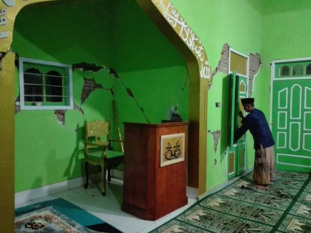 Masjid Sabilul Huda Burhan di Dusun Purwosari, Desa Srimulyo, Kecamatan Dampit, minim bantuan pasca gempa Malang. (Foto: Dicky Hanafi/Tugu Jatim)