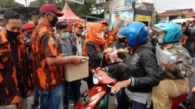 Pimpinan Anak Cabang (PAC) Pemuda Pancasila Kecamatan Batu menggelar bagi-bagi takjil dan masker. (Foto: Sholeh/Tugu Jatim)