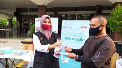 Wardah Malang bagi-bagi produk Nature Daily Aloe Hydramild Hand Gel kepada para jamaah Masjid Sabilillah Kota Malang Senin (10/05/2021). (Foto:Azmy/Tugu Jatim)