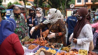 Ketua Persit KCK Cabang XXXIIII Kodim Pasuruan Dini Nyarman yang didampingi Wakil Ketua Santi Ridwan bersama pengurus dan anggotanya saat berburu makanan Ramadhan. (Foto: Dok/Tugu Jatim)