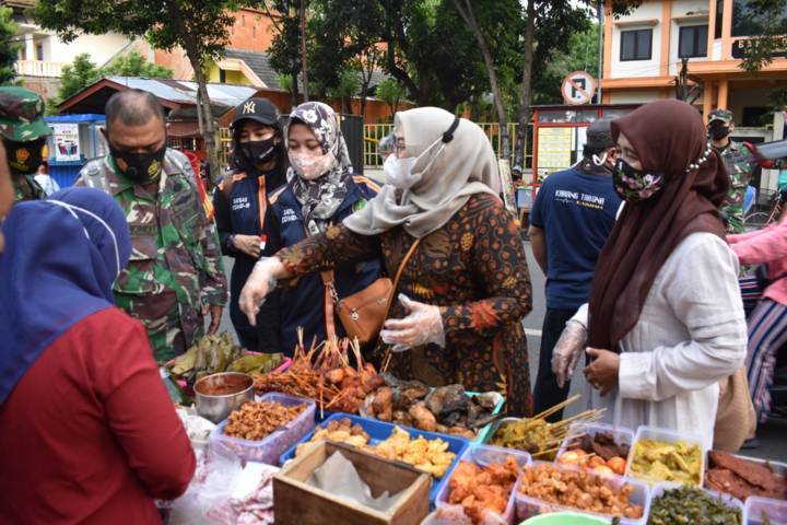 Ketua Persit KCK Cabang XXXIIII Kodim Pasuruan Dini Nyarman yang didampingi Wakil Ketua Santi Ridwan bersama pengurus dan anggotanya saat berburu makanan Ramadhan. (Foto: Dok/Tugu Jatim)