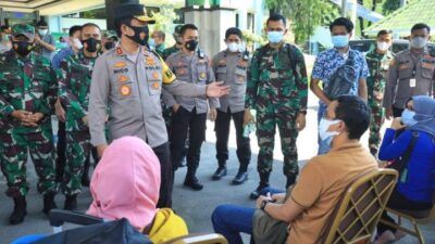 Forum Komunikasi Pimpinan Daerah (Forkopimda) Jawa Timur meninjau repatriasi Pekerja Migran Indonesia (PMI) yang masuk wilayah Jawa Timur di Terminal 2 Bandara Juanda Sidoarjo, Sabtu (01/05/2021). (Foto: Polda Jatim/Tugu Jatim)