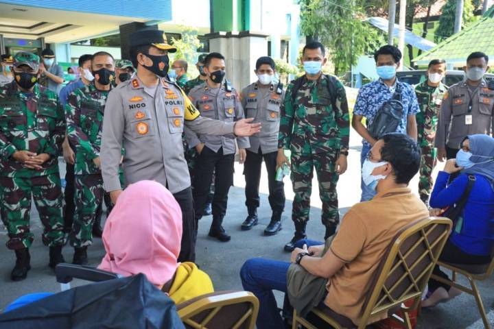 Forum Komunikasi Pimpinan Daerah (Forkopimda) Jawa Timur meninjau repatriasi Pekerja Migran Indonesia (PMI) yang masuk wilayah Jawa Timur di Terminal 2 Bandara Juanda Sidoarjo, Sabtu (01/05/2021). (Foto: Polda Jatim/Tugu Jatim)