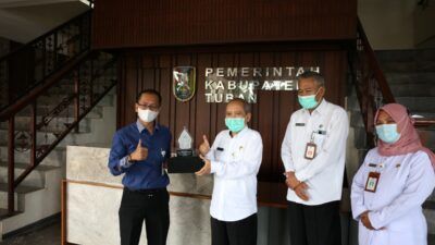 Sekretaris Daerah Kabupaten Tuban, Dr. Budi Wiyana saat menerima penghargaan dari Kepala Kantor BPJS Ketenagakerjaan Cabang Tuban. (Foto: Humas Pemkab Tuban) 