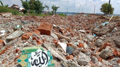 Musala Al-Ukhuwah di Dusun Bedrek, Desa Grogol, Kabupaten Kediri yang kini rata dengan tanah karena adanya proyek pembangunan Bandara Kediri. (Foto: Rino Hayyu Setyo/Tugu Jatim)