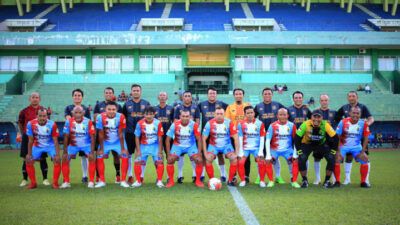 Safari Ramadhan dengan menggelar pertandingan antara NZR Red Bold Arema Legend vs Persema Malang All Star Reborn. (Foto: Dani Kristian Wardhana/Tugu Jatim)