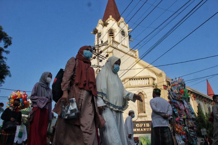 Para jamaah yang berbondong-bondong menuju Masjid Jami' Kota Malang. (Foto: Rubianto/Tugu Jatim)