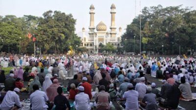 Salat Idul Fitri di Masjid Jami' Kota Malang yang meluber hingga ke alun-alun, Kamis (13/05/2021). (Foto: Rubianto/Tugu Jatim)