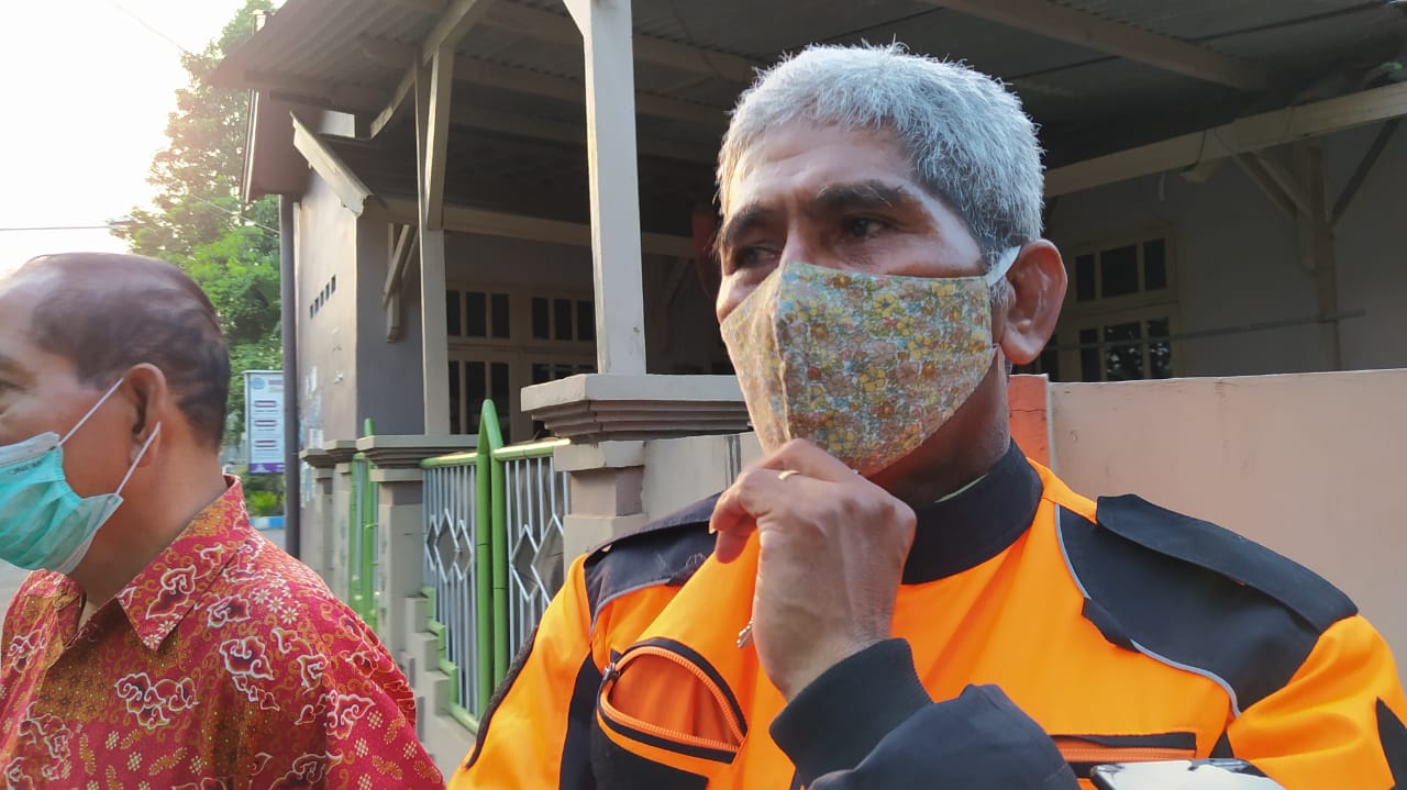 Saling Lempar Batu, 2 Kelompok Mahasiswa Papua di Malang Bentrok! 3 Camat Lowokwaru Joao Maria Gomes de Carvalho diwawancarai setelah peristiwa bentrok usai. (Foto:Azmy/Tugu Jatim)