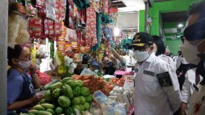 Wali Kota Malang Sutiaji saat memantau langsung terkait harga sembako di Pasar Besar Kota Malang. (Foto: Dok/Tugu Jatim)