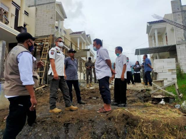 DPMPTSP TK Kota Batu saat melakukan sidak bangunan ilegal. (Foto: Istimewa/Tugu Jatim)
