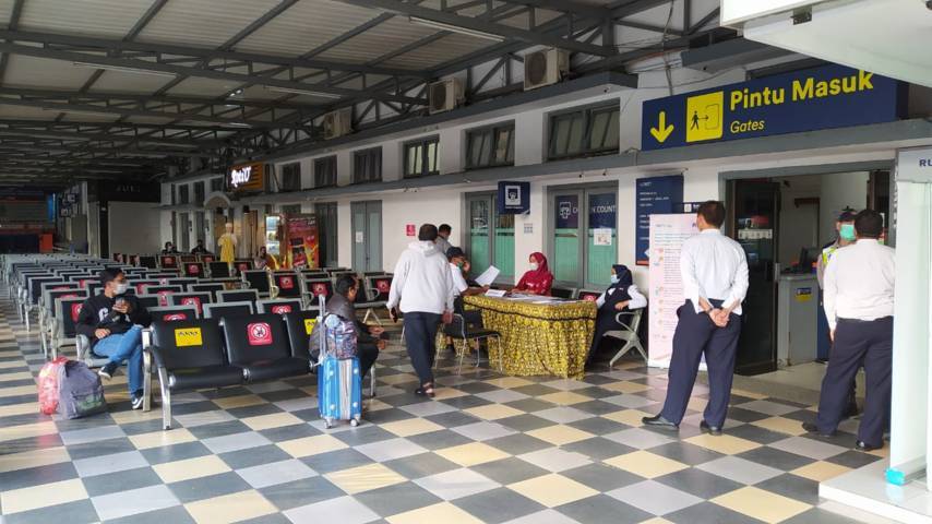 Suasana ruang tunggu peron di Stasiun Kota Baru Malang selama masa pelarangan mudik 2021 pada Sabtu (08/05/2021). (Foto:Azmy/Tugu Jatim)