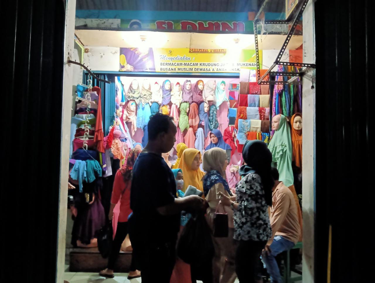 Pasar Babat Lamongan yang tetap beroperasional hingga malam hari jelang Lebaran. (Foto: Mila Arinda/Tugu Jatim)