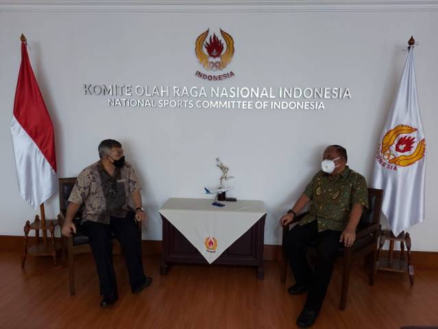 Dr Aqua Dwipayana dan Ketum KONI Pusat, Letjen TNI Purn Marciano Norman saat bertemu di Jakarta, Kamis (20/5/2021) lalu. Marciano optimistis PON XX Papua bisa berjalan lancar. (Foto: Dokumen)