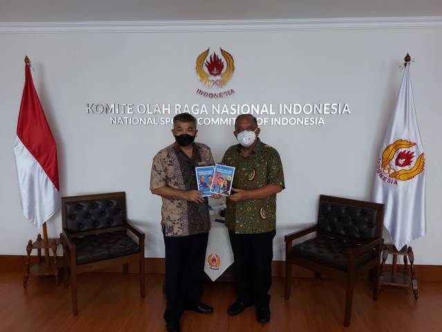 Dr Aqua Dwipayana dan Ketum KONI Pusat, Letjen TNI Purn Marciano Norman menunjukkan menunjukkan buku-buku trilogi The Power of Silaturahim. (Foto: Dokumen)