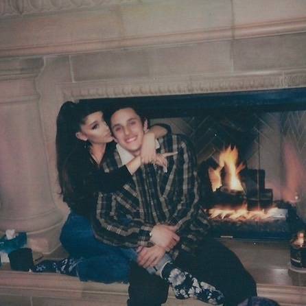 Momen romantis ketika Ariana Grande bersama Dalton Gomez. (Foto: Instagram/Ariana Grande)
