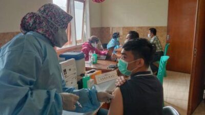 Suasana atlet asal Kota Batu tengah menjalani vaksinasi di Puskesmas Beji, Kota Batu, Selasa (25/5/2021). (Foto: M Sholeh/Tugu Jatim)