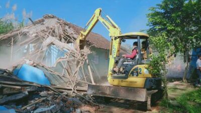 Eks Lokalisasi Girun di Kabupaten Malang dibongkar petugas. (Foto: Rap/Tugu Jatim)