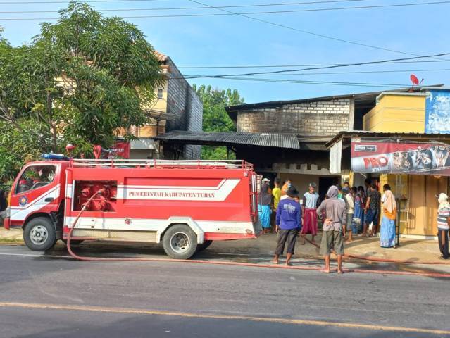 Petugas pemadam kebakaraan berusaha memadamkan api di sebuah rumah warga di Kecamatan Bancar, Kabupaten Tuban. (Foto: BPBD Tuban)