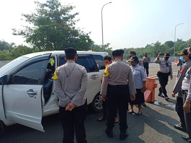 Kendaraan yang dihentikan oleh petugas karena nekat menerobos pemeriksaan petugas di Malang, Selasa (11/5/2021). (Foto: Humas Polresta Malang Kota)