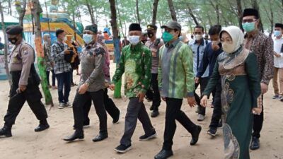 Menteri Desa dan PDTT, Abdul Halim Iskandar (memakai topi) saat berkunjung melihat pengelolaan pantai wisata yang dikelola BUMDes Desa Socorejo, Kecamatan Jenu, Kabupaten Tuban, Minggu (30/5/2021). (Foto: Mochamad Abdurrochim/Tugu Jatim) bumdes,