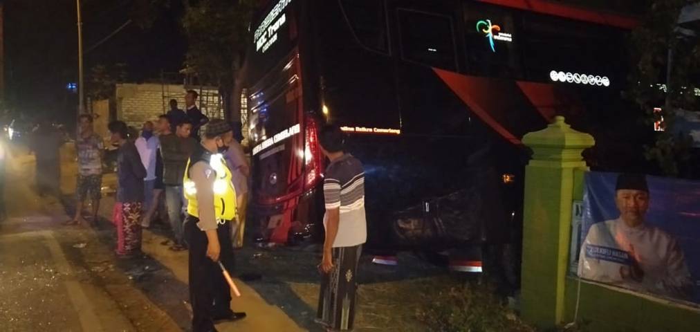 Petugas kepolisian dari Polres Tuban saat melakukan olah Tempat Kejadian Perkara (TKP)  usai kejadian kecelakaan bus yang bertabrakan dengan truk, di Jalur Pantura, Tuban, Sabtu (29/5/2021) malam. (Foto: Humas Polres Tuban)