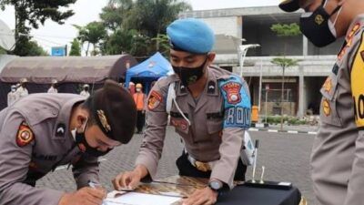 Kapolres Batu AKBP Catur C. Wibowo memimpin penandatanganan komitmen bersih narkoba anggota Polres Batu. (Foto:Polres Batu/Tugu Jatim)