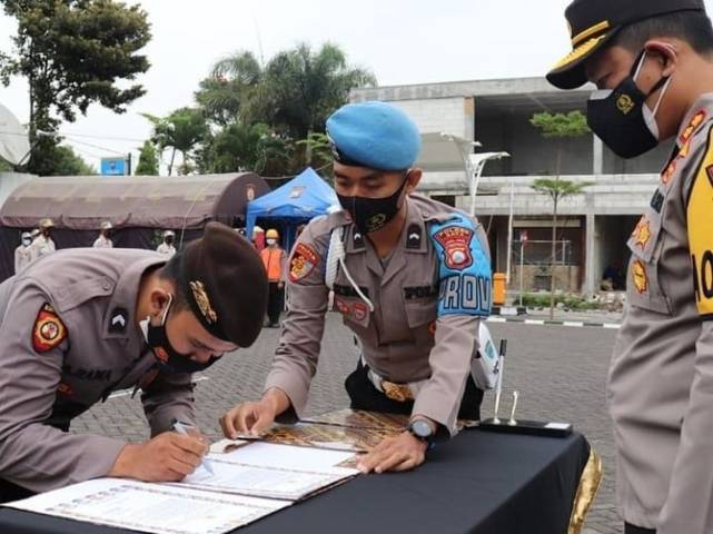 Kapolres Batu AKBP Catur C. Wibowo memimpin penandatanganan komitmen bersih narkoba anggota Polres Batu. (Foto:Polres Batu/Tugu Jatim)